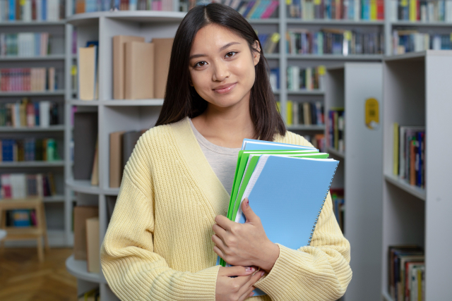 ノートを持つ外国人