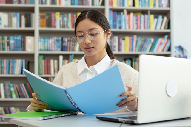 勉強する外国人