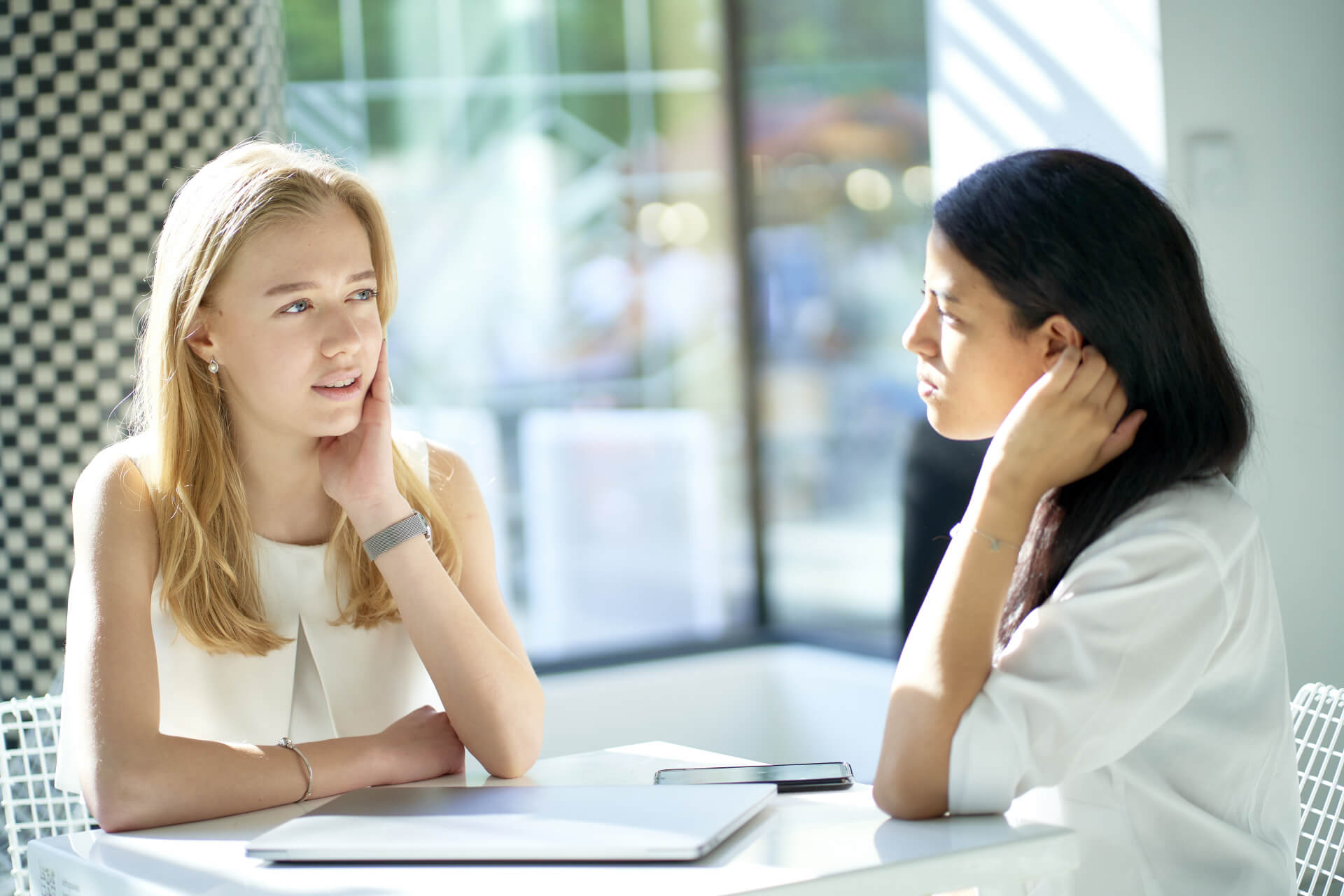外国人が話している様子