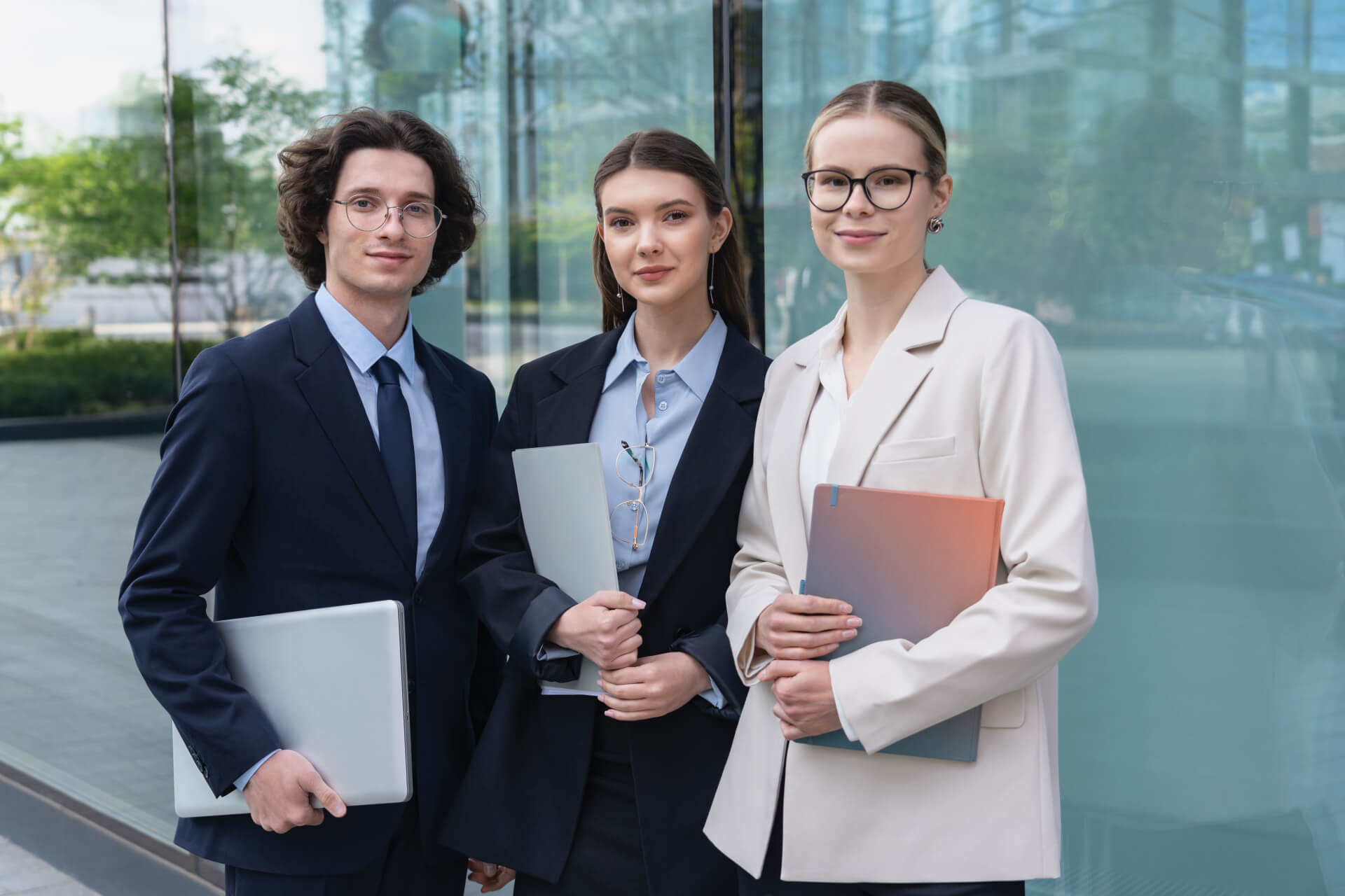 笑顔でたたずむ外国人労働者