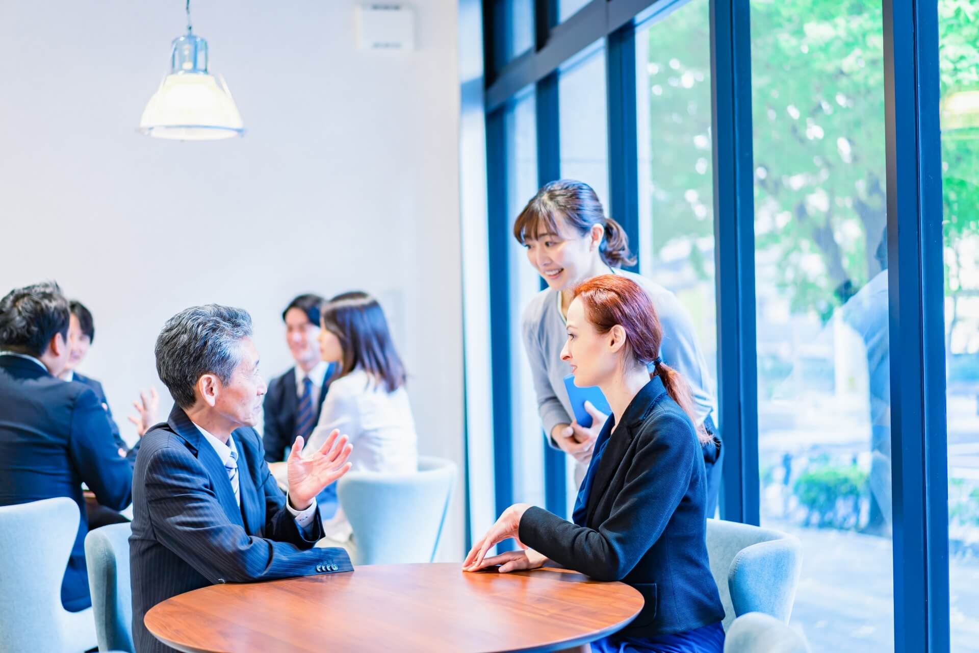 外国人労働者と話す日本人社員