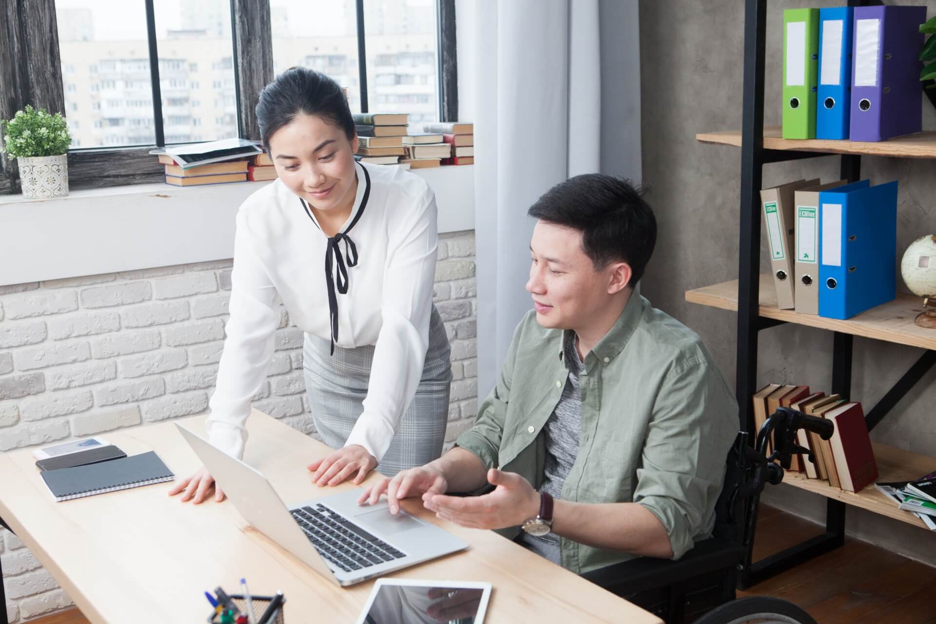 会話をする外国人労働者